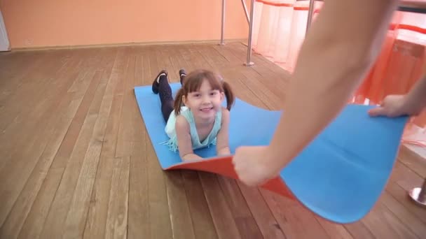 Mamá Hija Están Jugando Gimnasio Una Mujer Enrolla Hija Pequeña — Vídeos de Stock