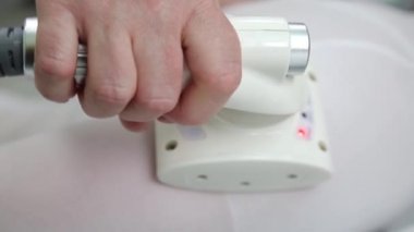 LPG masaj el ve omuz. Güzel bir sarışın bir güzellik salonda eller hacmi bir masaj yardımıyla azaltır.