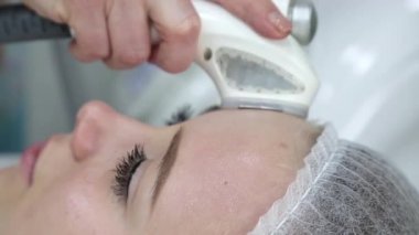 Yüz ve boyun ile kaldırma kırışıklıkları masaj. Güzel bir sarışın yardımıyla Güzellik Salonu Lpg Masaj, yüz ve boyun alanı kırışıklıkları düzeltir.