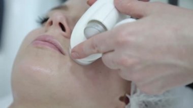 Yüz ve boyun ile kaldırma kırışıklıkları masaj. Güzel bir sarışın yardımıyla Güzellik Salonu Lpg Masaj, yüz ve boyun alanı kırışıklıkları düzeltir.