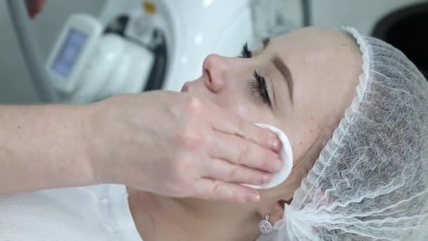 Bort Rynkor Ansikte Och Hals Med Massage Vacker Blondin Slätar — Stockvideo