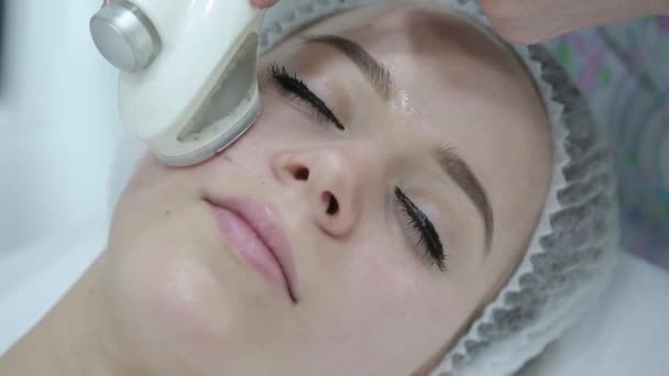 Odstraňování Vrásek Obličeji Krku Masáží Krásná Blondýna Vyhladí Vrásky Oblasti — Stock video