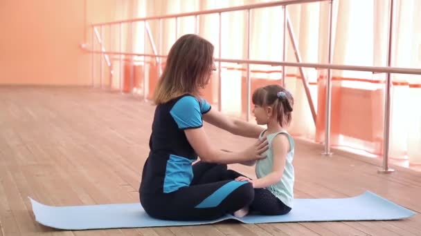 Mamá Hija Están Sentadas Una Alfombra Deportiva Los Padres Con — Vídeos de Stock