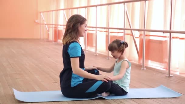 Mamá Hija Están Sentadas Una Alfombra Deportiva Los Padres Con — Vídeos de Stock