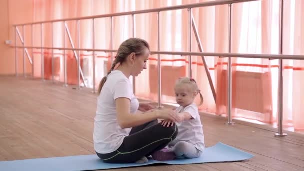 Mamma Och Dotter Sitter Sport Matta Föräldrar Med Barn Öva — Stockvideo