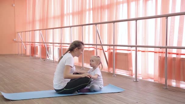 Mamma Och Dotter Sitter Sport Matta Föräldrar Med Barn Öva — Stockvideo