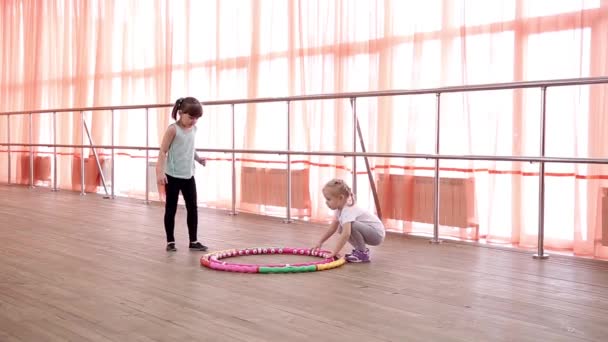 Bambine Con Cerchi Sportivi Ragazze Anni Giocano Con Cerchio Palestra — Video Stock