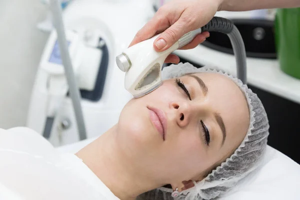 Yüz ve boyun ile kaldırma kırışıklıkları Masaj.