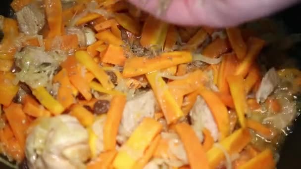 Preparazione Piatti Riso Pilaf Uzbekistan Alla Carne Alle Spezie Aggiungiamo — Video Stock