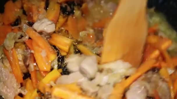 Preparação Pratos Arroz Pilaf Uzbequistão Carne Especiarias Acrescentamos Temperos Orientais — Vídeo de Stock