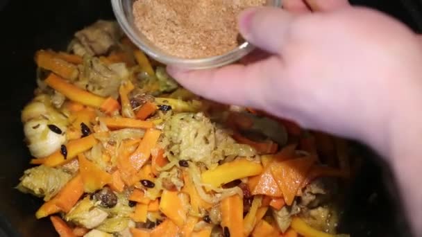 Rizs Ételek Elkészítése Üzbég Pilaf Paprika Esik Üveg Csésze Hús — Stock videók