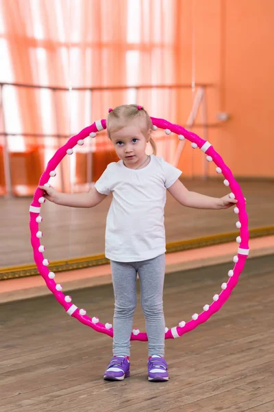 Den lilla flickan är 3 år gammal i gymmet. — Stockfoto