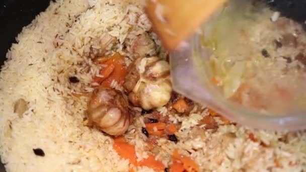 Preparación Platos Arroz Pilaf Uzbekistán Ponemos Dos Cabezas Ajo Encima — Vídeo de stock