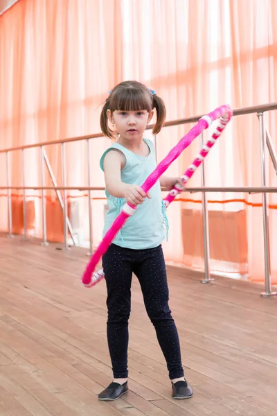 Piękna mała dziewczynka uprawiania sportu. — Zdjęcie stockowe