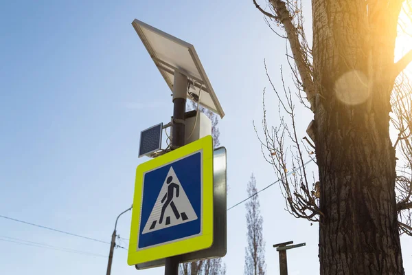 Trafikljuset fungerar från solar batteriet. — Stockfoto