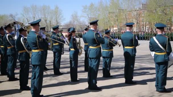 Ciudad Yasny Rusia Mayo 2018 Banda Militar Toca Música Desfile — Vídeo de stock