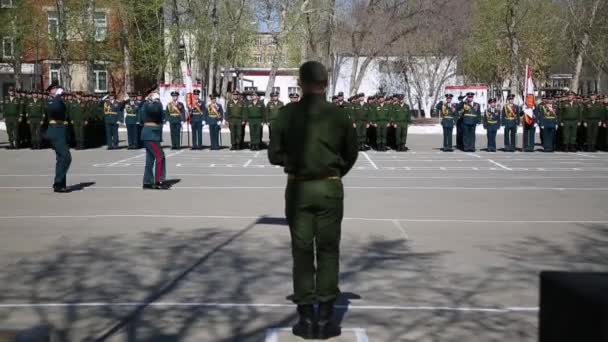 Ciudad Yasny Rusia Mayo 2018 Los Soldados Pasan Por Desfile — Vídeo de stock