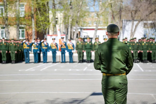 Un soldato presta giuramento davanti all'esercito . — Foto Stock