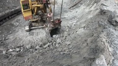 Kazıcı taşları vagonlara yüklüyor maden cevherlerini taş ocağındaki vagonlara yüklüyor..