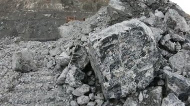 Krisotil asbest yatağı, açık madencilik. İçinde krisotil asbest var. Maden işlemleri için yüksek bir yerden taş ocağında çalışıyor..
