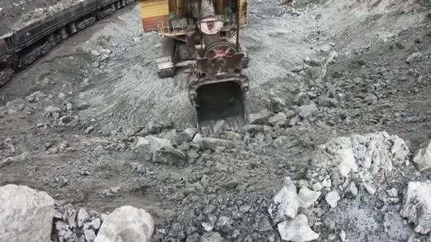 Cargando Mineral Los Vagones Cantera Excavadora Carga Las Piedras Los — Vídeo de stock