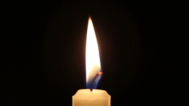 Eine Brennende Kerze Steht Einem Kerzenständer Eine Kerze Einem Hölzernen — Stockvideo