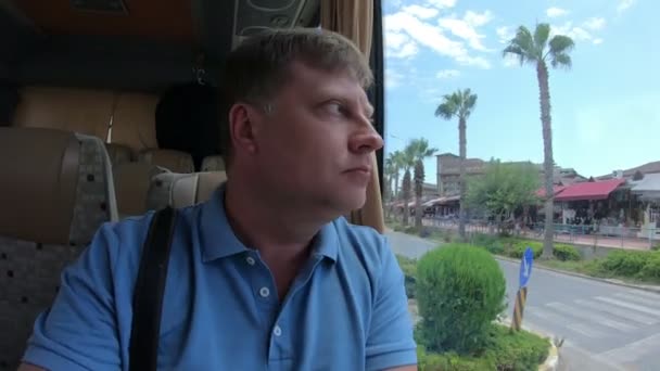 Mężczyzna Jedzie Autobusem Patrzy Przez Okno Letni Biały Mężczyzna Niebieskich — Wideo stockowe
