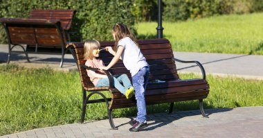Kardeşimin yüzünü boyuyorum..
