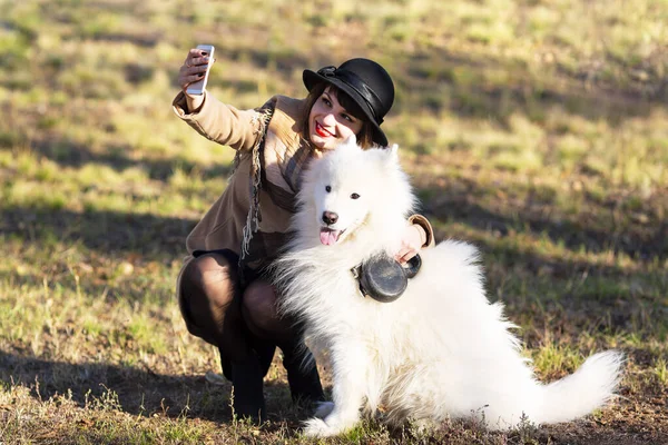 Uma mulher é fotografada com o seu cão . — Fotografia de Stock