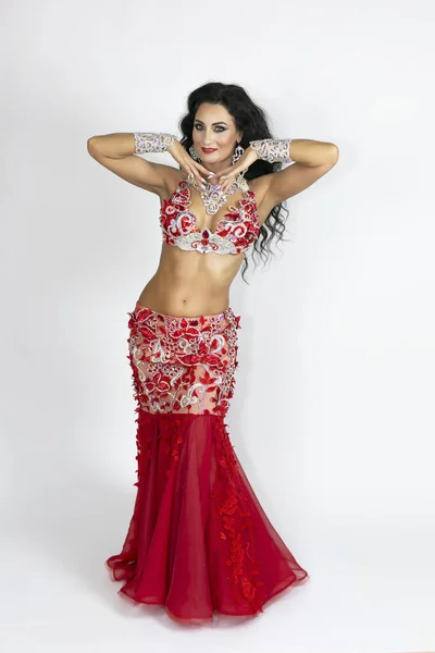 Dziewczyna w czerwonej sukience do tańca orientalnego. — Zdjęcie stockowe