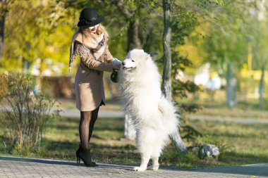 Kız köpeğiyle oynuyor..