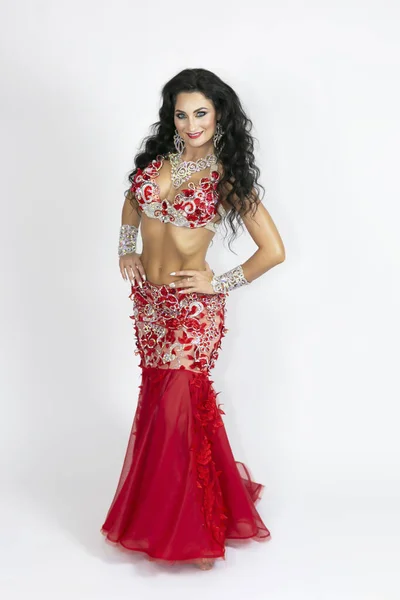 Chica en un vestido rojo para el baile oriental . —  Fotos de Stock