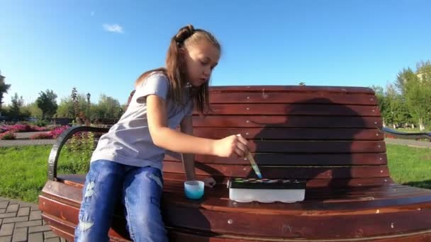 Mädchen Zeichnet Auf Der Straße Auf Papier Ein Kind Von — Stockvideo
