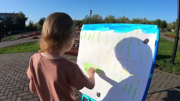 Uma Criança Pré Escolar Desenha Pinturas Pedaço Papel Dia Verão — Vídeo de Stock