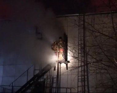 Yasny, Rusya - 15 Ekim 2009: Alışveriş merkezinde yangın. Şehir merkezindeki büyük bir markette editör gecesi yangını.