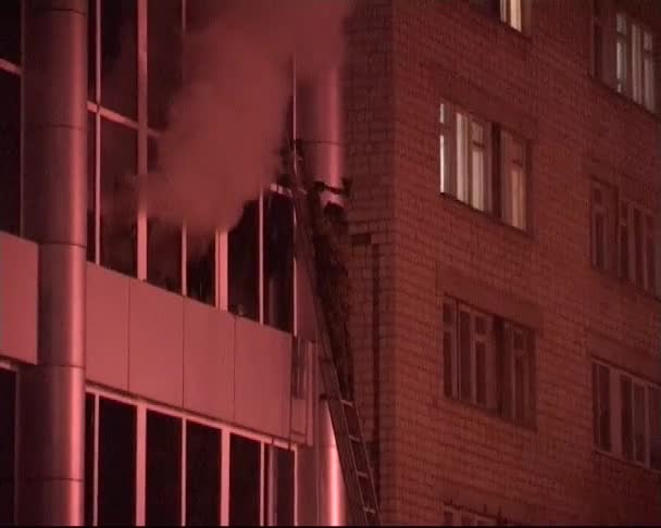 俄罗斯亚斯尼 2009年10月15日 购物中心失火 市中心一家大杂货店的夜火 — 图库视频影像