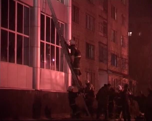 俄罗斯亚斯尼 2009年10月15日 购物中心失火 市中心一家大型杂货店的夜间火灾 — 图库视频影像