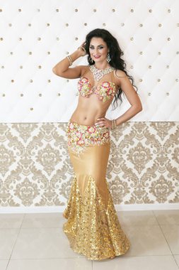 Altın elbiseli Doğulu dansçı..