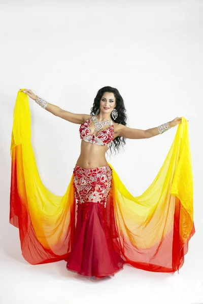 Танцівниця східних танців з яскравими шарфами тканин . — стокове фото