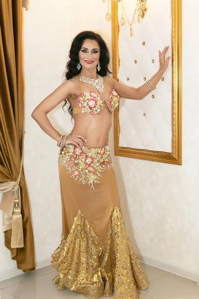 Ballerino orientale in abito d'oro . — Foto Stock