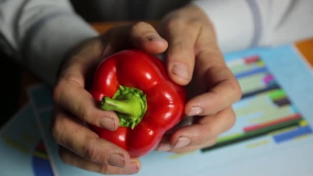 Satış Grafiğinin Üzerinde Biberli Eller Çiftçi Işadamı Çan Biberi Hasadının — Stok video
