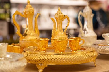 Mağazada yaldızlı çay takımı.