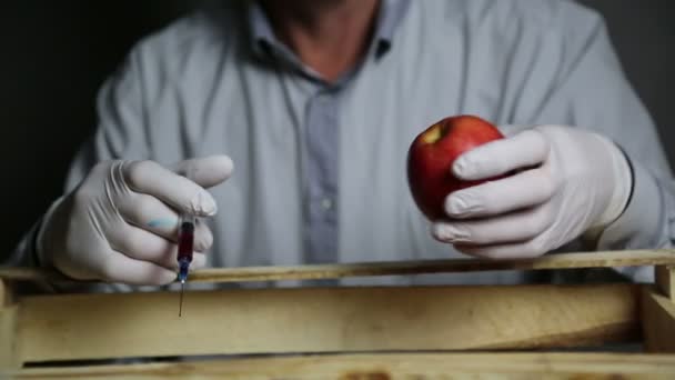 Chemische Verarbeitung Von Früchten Düngemitteln Und Pestiziden Ein Mann Injiziert — Stockvideo