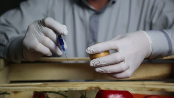 Хімічна Обробка Овочів Добрив Гмо Чоловік Вводить Хімікати Цибулю Гмо — стокове відео