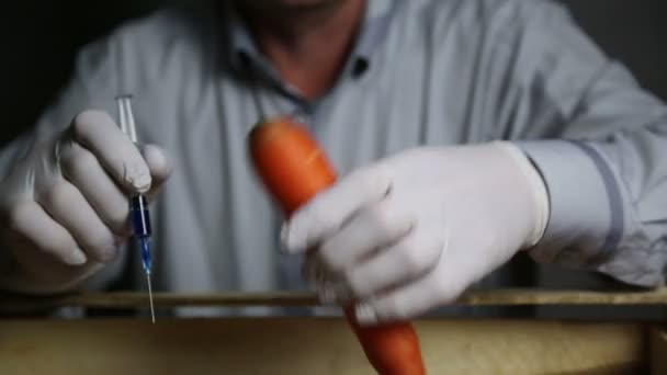 Traitement Chimique Des Légumes Des Engrais Des Ogm Homme Injecte — Video