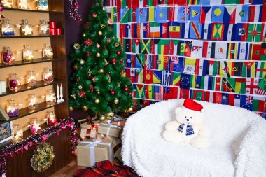 Evde yaratıcı bir yeni yıl iç mimarisi var. Dünyadaki tüm ülkeler Noel arifesinde yılbaşı ağacının yakınındaki duvara asılıdır..