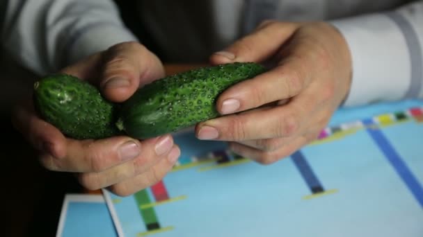 Kezek Uborkával Egy Grafikonon Értékesítés Növekedése Farmer Üzletember Úgy Véli — Stock videók