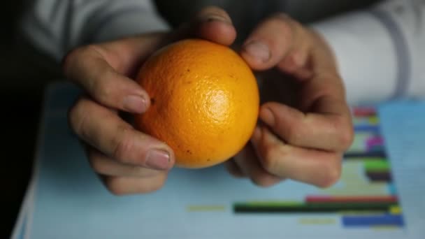 Ręce Pomarańczą Wykresie Wzrostu Sprzedaży Farmer Biznesmen Rozważa Zyski Wydatki — Wideo stockowe