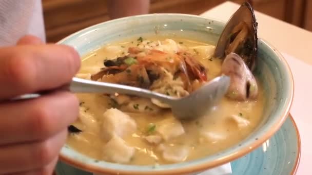 Σούπα Θαλασσινών Από Κοντά Ένα Πιάτο Σούπα Θαλασσινών Ένας Άντρας — Αρχείο Βίντεο