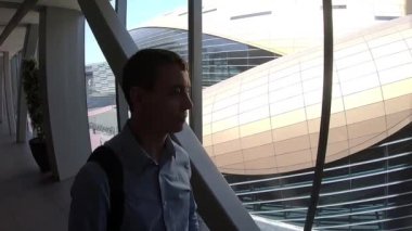 Düşünceli bir yetişkin adam yavaşça yürür. 35-40 yaşlarında bir adam ofis binasında sorunlarını düşünerek yavaşça yürür..